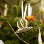 10.12.2017 Kielce. „Choinka pod choinkę”. Drzewko przekazane na aukcję przez biskupa Jana Piotrowskiego / Jarosław Kubalski / Radio Kielce