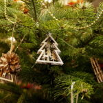 10.12.2017 Kielce. „Choinka pod choinkę”. Drzewko przekazane na aukcję przez biskupa Jana Piotrowskiego / Jarosław Kubalski / Radio Kielce