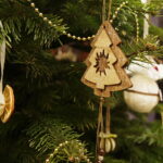 10.12.2017 Kielce. „Choinka pod choinkę”. Drzewko przekazane na aukcję przez biskupa Jana Piotrowskiego / Jarosław Kubalski / Radio Kielce