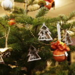 10.12.2017 Kielce. „Choinka pod choinkę”. Drzewko przekazane na aukcję przez biskupa Jana Piotrowskiego / Jarosław Kubalski / Radio Kielce