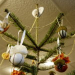 10.12.2017 Kielce. „Choinka pod choinkę”. Drzewko przekazane na aukcję przez biskupa Jana Piotrowskiego / Jarosław Kubalski / Radio Kielce