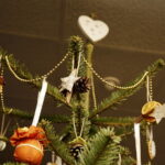 10.12.2017 Kielce. „Choinka pod choinkę”. Drzewko przekazane na aukcję przez biskupa Jana Piotrowskiego / Jarosław Kubalski / Radio Kielce