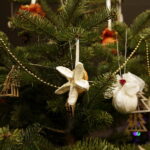 10.12.2017 Kielce. „Choinka pod choinkę”. Drzewko przekazane na aukcję przez biskupa Jana Piotrowskiego / Jarosław Kubalski / Radio Kielce