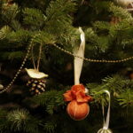 10.12.2017 Kielce. „Choinka pod choinkę”. Drzewko przekazane na aukcję przez biskupa Jana Piotrowskiego / Jarosław Kubalski / Radio Kielce