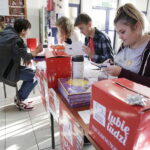 10.12.2017 Kielce. Szlachetna Paczka. Magazyn centralny w liceum imienia Cypriana Kamila Norwida / Jarosław Kubalski / Radio Kielce