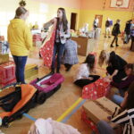 10.12.2017 Kielce. Szlachetna Paczka. Magazyn centralny w liceum imienia Cypriana Kamila Norwida / Jarosław Kubalski / Radio Kielce