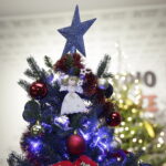 06.12.2017 Suchedniów. "Choinka pod Choinkę" . Młodzież z Katolickiego Stowarzyszenia Młodzieży w Suchedniowie i ksiądz Grzegorz Łabądź ubierają choinkę przekazaną przez biskupa diecezji radomskiej Henryka Tomasika na rzecz licytacji / Krzysztof Bujnowicz / Radio Kielce