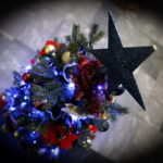 11.12.2017 Kielce. „Choinka pod choinkę”. Drzewko przekazane na aukcję przez biskupa diecezji radomskiej Henryka Tomasika / Jarosław Kubalski / Radio Kielce