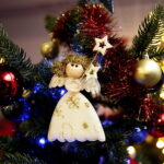 11.12.2017 Kielce. „Choinka pod choinkę”. Drzewko przekazane na aukcję przez biskupa diecezji radomskiej Henryka Tomasika / Jarosław Kubalski / Radio Kielce