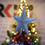 11.12.2017 Kielce. „Choinka pod choinkę”. Drzewko przekazane na aukcję przez biskupa diecezji radomskiej Henryka Tomasika / Jarosław Kubalski / Radio Kielce