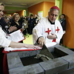 11.12.2017 Kielce. Wmurowanie kamienia węgielnego pod budowę pawilonu szpitala MSWiA przy ulicy Wojska Polskiego. Biskup Jan Piotrowski / Jarosław Kubalski / Radio Kielce