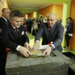 11.12.2017 Kielce. Wmurowanie kamienia węgielnego pod budowę pawilonu szpitala MSWiA przy ulicy Wojska Polskiego. Senator PiS Krzysztof Słoń i prezes Fabet-u Ireneusz Janik / Jarosław Kubalski / Radio Kielce