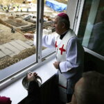 11.12.2017 Kielce. Wmurowanie kamienia węgielnego pod budowę pawilonu szpitala MSWiA przy ulicy Wojska Polskiego. Biskup Jan Piotrowski poświęcił budowę pawilonu / Jarosław Kubalski / Radio Kielce