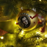 12.12.2017 Kielce. "Choinka pod Choinkę". Drzewko ufundowane przez biskupa sandomierskiego Krzysztofa Nitkiewicza / Jarosław Kubalski / Radio Kielce