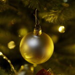 12.12.2017 Kielce. "Choinka pod Choinkę". Drzewko ufundowane przez biskupa sandomierskiego Krzysztofa Nitkiewicza / Jarosław Kubalski / Radio Kielce