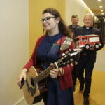 13.12.2017 Kielce. "Choinka pod choinkę". Licytacja drzewka ufundowanego przez biskupa sandomierskiego Krzysztofa Nitkiewicza. Finał. / Jarosław Kubalski / Radio Kielce