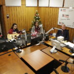 13.12.2017 Kielce. "Choinka pod choinkę". Licytacja drzewka ufundowanego przez biskupa sandomierskiego Krzysztofa Nitkiewicza. Finał. Gośćmi w studiu byli Michalina, Natalia i Justyna z grupy oazowej, Marta Żurawiecka dyrektor ds.wydawnictwa diecezjalnego w Sandomierzu księża Tomasz Lis i Andrzej Rusak / Jarosław Kubalski / Radio Kielce