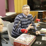 13.12.2017 Kielce. "Choinka pod choinkę". Licytacja drzewka ufundowanego przez biskupa sandomierskiego Krzysztofa Nitkiewicza. Finał.  Marta Żurawiecka dyrektor ds.wydawnictwa diecezjalnego w Sandomierzu i ksiądz Andrzej Rusak / Jarosław Kubalski / Radio Kielce