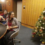 13.12.2017 Kielce. "Choinka pod choinkę". Licytacja drzewka ufundowanego przez biskupa sandomierskiego Krzysztofa Nitkiewicza. Finał. Michalina, Natalia i Justyna z grupy oazowej / Jarosław Kubalski / Radio Kielce
