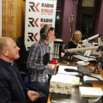 13.12.2017 Kielce. "Choinka pod choinkę". Licytacja drzewka ufundowanego przez biskupa sandomierskiego Krzysztofa Nitkiewicza. Finał. Gośćmi w studiu byli Michalina, Natalia i Justyna z grupy oazowej, Marta Żurawiecka dyrektor ds.wydawnictwa diecezjalnego w Sandomierzu księża Tomasz Lis i Andrzej Rusak / Jarosław Kubalski / Radio Kielce