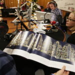 13.12.2017 Kielce. "Choinka pod choinkę". Licytacja drzewka ufundowanego przez biskupa sandomierskiego Krzysztofa Nitkiewicza. Finał. Gośćmi w studiu byli Michalina, Natalia i Justyna z grupy oazowej, Marta Żurawiecka dyrektor ds.wydawnictwa diecezjalnego w Sandomierzu księża Tomasz Lis i Andrzej Rusak / Jarosław Kubalski / Radio Kielce