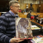 13.12.2017 Kielce. "Choinka pod choinkę". Licytacja drzewka ufundowanego przez biskupa sandomierskiego Krzysztofa Nitkiewicza. Finał. Ksiądz Andrzej Rusak / Jarosław Kubalski / Radio Kielce