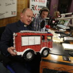 13.12.2017 Kielce. "Choinka pod choinkę". Licytacja drzewka ufundowanego przez biskupa sandomierskiego Krzysztofa Nitkiewicza. Finał. Ksiądz Tomasz Lis i wóz strażacki pod choinkę / Jarosław Kubalski / Radio Kielce