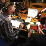 13.12.2017 Kielce. "Choinka pod choinkę". Licytacja drzewka ufundowanego przez biskupa sandomierskiego Krzysztofa Nitkiewicza. Finał. Paweł Solarz , ksiądz Tomasz Lis i pocztówki pod choinke / Jarosław Kubalski / Radio Kielce