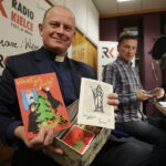 13.12.2017 Kielce. "Choinka pod choinkę". Licytacja drzewka ufundowanego przez biskupa sandomierskiego Krzysztofa Nitkiewicza. Finał. Ksiądz Tomasz Lis i pocztówki pod choinkę / Jarosław Kubalski / Radio Kielce