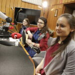 13.12.2017 Kielce. "Choinka pod choinkę". Licytacja drzewka ufundowanego przez biskupa sandomierskiego Krzysztofa Nitkiewicza. Finał. Michalina, Natalia i Justyna z grupy oazowej / Jarosław Kubalski / Radio Kielce