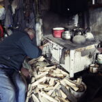 13.12.2017 Rataje Słupskie. Czesław Zdzisław i Leokadia Ścióg dostali domek od Caritas. Ich stary grozi zawaleniem / Jarosław Kubalski / Radio Kielce