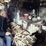 13.12.2017 Rataje Słupskie. Czesław Zdzisław i Leokadia Ścióg dostali domek od Caritas. Ich stary grozi zawaleniem / Jarosław Kubalski / Radio Kielce