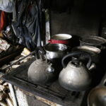 13.12.2017 Rataje Słupskie. Czesław Zdzisław i Leokadia Ścióg dostali domek od Caritas. Ich stary grozi zawaleniem / Jarosław Kubalski / Radio Kielce