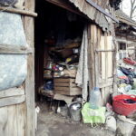 13.12.2017 Rataje Słupskie. Czesław Zdzisław i Leokadia Ścióg dostali domek od Caritas. Ich stary grozi zawaleniem / Jarosław Kubalski / Radio Kielce