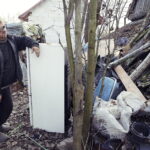 13.12.2017 Rataje Słupskie. Czesław Zdzisław i Leokadia Ścióg dostali domek od Caritas. Ich stary grozi zawaleniem / Jarosław Kubalski / Radio Kielce