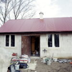 13.12.2017 Rataje Słupskie. Czesław Zdzisław i Leokadia Ścióg dostali domek od Caritas. Ich stary grozi zawaleniem / Jarosław Kubalski / Radio Kielce