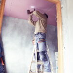 13.12.2017 Rataje Słupskie. Czesław Zdzisław i Leokadia Ścióg dostali domek od Caritas. Ich stary grozi zawaleniem / Jarosław Kubalski / Radio Kielce