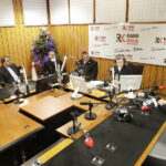 14.12.2017 Kielce. "Choinka pod choinkę" w Radiu Kielce. Licytacja drzewka Ojców Oblatów ze Świętego Krzyża. Gośćmi  Pawła Solarza byli druh Grzegorz Marszewski z OSP Włochy, Ojcowie Oblaci Paweł i Ryszard oraz nowicjusze Andrzej i Dariusz / Jarosław Kubalski / Radio Kielce