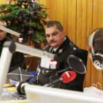 14.12.2017 Kielce. "Choinka pod choinkę" w Radiu Kielce. Licytacja drzewka Ojców Oblatów ze Świętego Krzyża. Gośćmi  Pawła Solarza byli druh Grzegorz Marszewski z OSP Włochy, Ojcowie Oblaci Paweł i Ryszard oraz nowicjusze Andrzej i Dariusz / Jarosław Kubalski / Radio Kielce