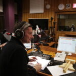 14.12.2017 Kielce. "Choinka pod choinkę" w Radiu Kielce. Licytacja drzewka Ojców Oblatów ze Świętego Krzyża. Gośćmi  Pawła Solarza byli druh Grzegorz Marszewski z OSP Włochy, Ojcowie Oblaci Paweł i Ryszard oraz nowicjusze Andrzej i Dariusz / Jarosław Kubalski / Radio Kielce