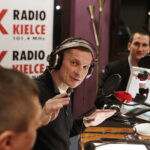 14.12.2017 Kielce. "Choinka pod choinkę" w Radiu Kielce. Licytacja drzewka Ojców Oblatów ze Świętego Krzyża. Gośćmi  Pawła Solarza byli druh Grzegorz Marszewski z OSP Włochy, Ojcowie Oblaci Paweł i Ryszard oraz nowicjusze Andrzej i Dariusz / Jarosław Kubalski / Radio Kielce