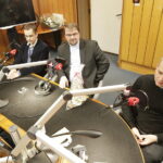 14.12.2017 Kielce. "Choinka pod choinkę" w Radiu Kielce. Licytacja drzewka Ojców Oblatów ze Świętego Krzyża. Gośćmi  Pawła Solarza byli druh Grzegorz Marszewski z OSP Włochy, Ojcowie Oblaci Paweł i Ryszard oraz nowicjusze Andrzej i Dariusz / Jarosław Kubalski / Radio Kielce