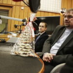 14.12.2017 Kielce. "Choinka pod choinkę" w Radiu Kielce. Licytacja drzewka Ojców Oblatów ze Świętego Krzyża. Gośćmi  Pawła Solarza byli druh Grzegorz Marszewski z OSP Włochy, Ojcowie Oblaci Paweł i Ryszard oraz nowicjusze Andrzej i Dariusz / Jarosław Kubalski / Radio Kielce