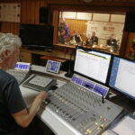 14.12.2017 Kielce. "Choinka pod choinkę" w Radiu Kielce. Licytacja drzewka Ojców Oblatów ze Świętego Krzyża. Gośćmi  Pawła Solarza byli druh Grzegorz Marszewski z OSP Włochy, Ojcowie Oblaci Paweł i Ryszard oraz nowicjusze Andrzej i Dariusz / Jarosław Kubalski / Radio Kielce