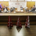 14.12.2017 Kielce. "Choinka pod choinkę" w Radiu Kielce. Licytacja drzewka Ojców Oblatów ze Świętego Krzyża. Gośćmi  Pawła Solarza byli druh Grzegorz Marszewski z OSP Włochy, Ojcowie Oblaci Paweł i Ryszard oraz nowicjusze Andrzej i Dariusz / Jarosław Kubalski / Radio Kielce