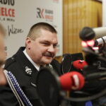 14.12.2017 Kielce. "Choinka pod choinkę" w Radiu Kielce. Licytacja drzewka Ojców Oblatów ze Świętego Krzyża. Gośćmi  Pawła Solarza byli druh Grzegorz Marszewski z OSP Włochy, Ojcowie Oblaci Paweł i Ryszard oraz nowicjusze Andrzej i Dariusz / Jarosław Kubalski / Radio Kielce