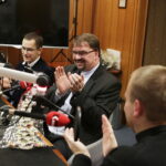 14.12.2017 Kielce. "Choinka pod choinkę" w Radiu Kielce. Licytacja drzewka Ojców Oblatów ze Świętego Krzyża. Gośćmi  Pawła Solarza byli druh Grzegorz Marszewski z OSP Włochy, Ojcowie Oblaci Paweł i Ryszard oraz nowicjusze Andrzej i Dariusz / Jarosław Kubalski / Radio Kielce