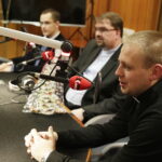 14.12.2017 Kielce. "Choinka pod choinkę" w Radiu Kielce. Licytacja drzewka Ojców Oblatów ze Świętego Krzyża. Gośćmi  Pawła Solarza byli druh Grzegorz Marszewski z OSP Włochy, Ojcowie Oblaci Paweł i Ryszard oraz nowicjusze Andrzej i Dariusz / Jarosław Kubalski / Radio Kielce