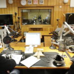 14.12.2017 Kielce. "Choinka pod choinkę" w Radiu Kielce. Licytacja drzewka Ojców Oblatów ze Świętego Krzyża. Gośćmi  Pawła Solarza byli druh Grzegorz Marszewski z OSP Włochy, Ojcowie Oblaci Paweł i Ryszard oraz nowicjusze Andrzej i Dariusz / Jarosław Kubalski / Radio Kielce