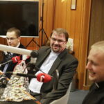 14.12.2017 Kielce. "Choinka pod choinkę" w Radiu Kielce. Licytacja drzewka Ojców Oblatów ze Świętego Krzyża. Gośćmi  Pawła Solarza byli druh Grzegorz Marszewski z OSP Włochy, Ojcowie Oblaci Paweł i Ryszard oraz nowicjusze Andrzej i Dariusz / Jarosław Kubalski / Radio Kielce